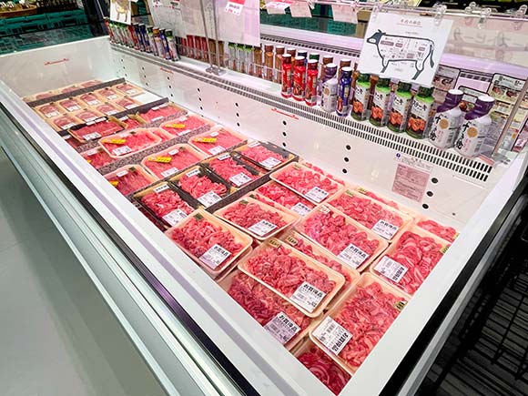 肉を販売する冷蔵コーナー