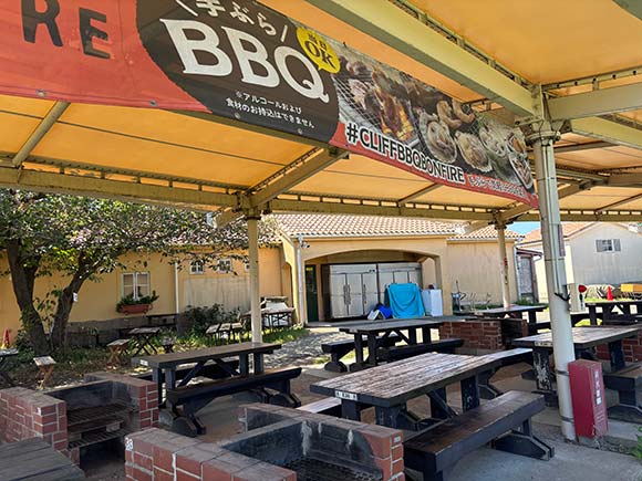 屋根のあるBBQ場