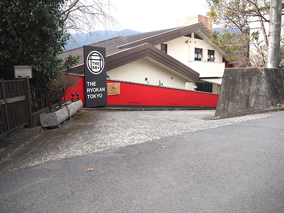 赤色の壁とベージュ色の屋根の建物