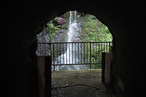 暗いトンネルから見える明るい滝