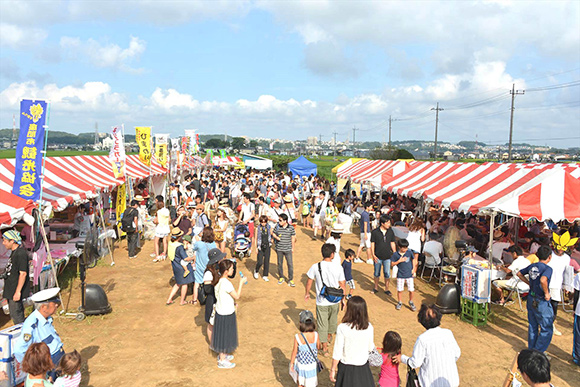 立ち並ぶ露店と賑やかなお客さん達