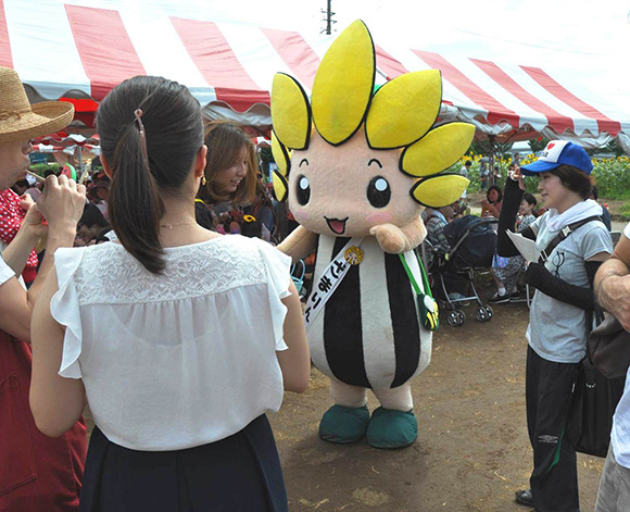 お客さんと触れ合うざまりん