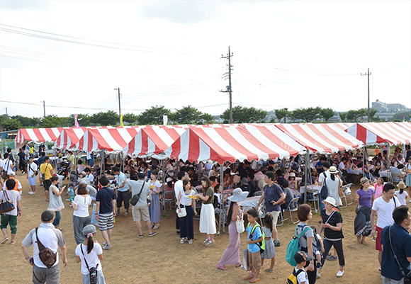 屋根つきの広い休憩所