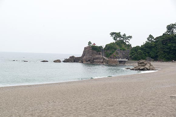 砂浜の先に見える龍王岬