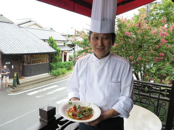 料理を持つシェフ