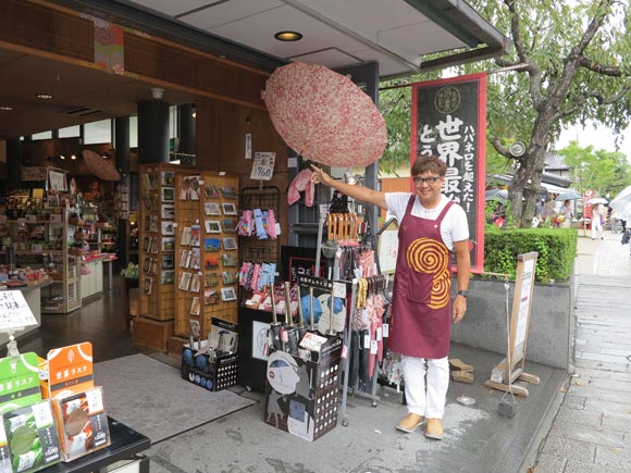 エプロン姿の店主