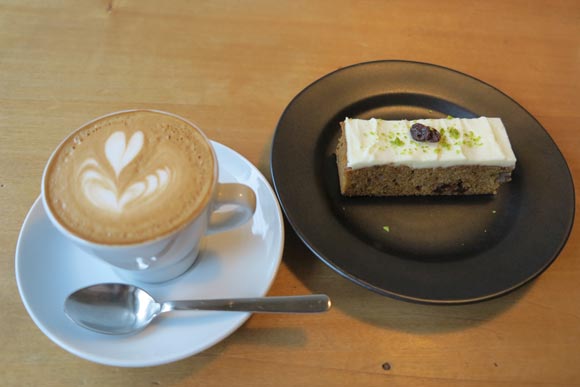 カプチーノとケーキ