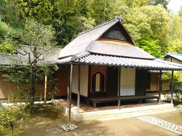 竹林を背景に建つ茶室