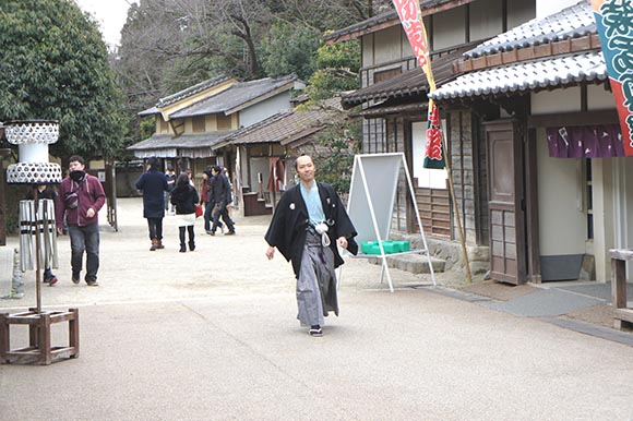 お客さんに紛れて歩く侍