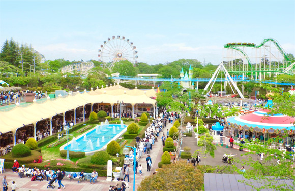 賑やかな遊園地の園内