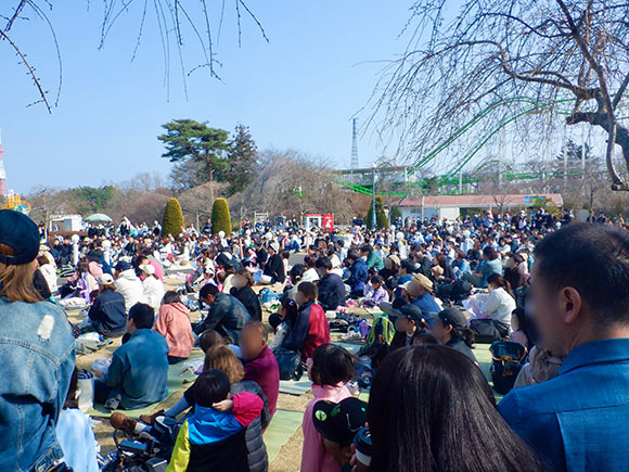 人がたくさん集まっている様子