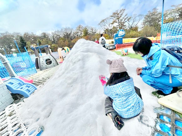 雪の山をつくる親子