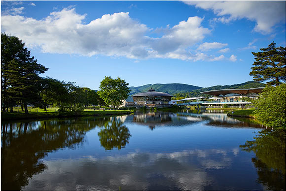 大きな池を配した敷地