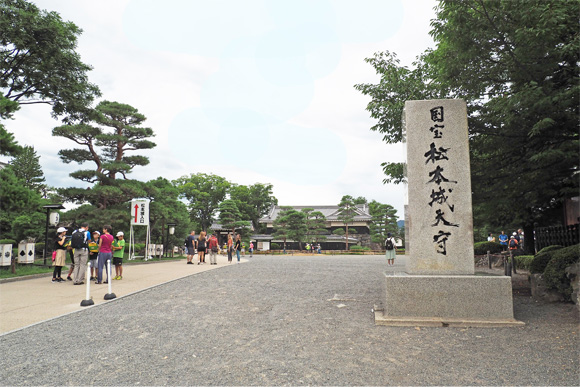 松本城公園入口と石碑
