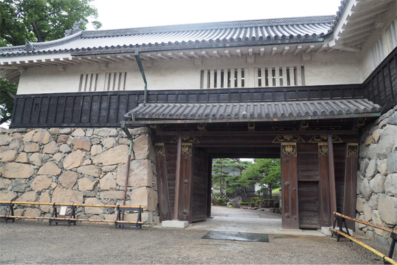 門の奥に見える庭園