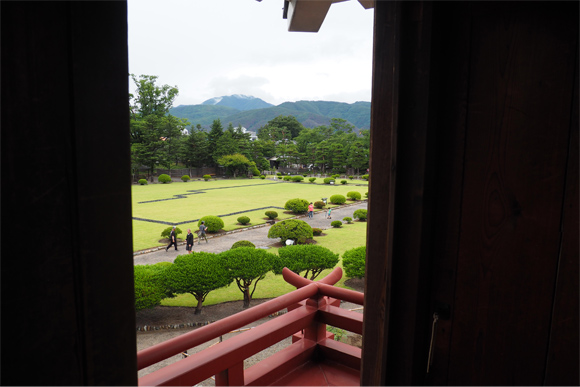 櫓から見える庭園と山々