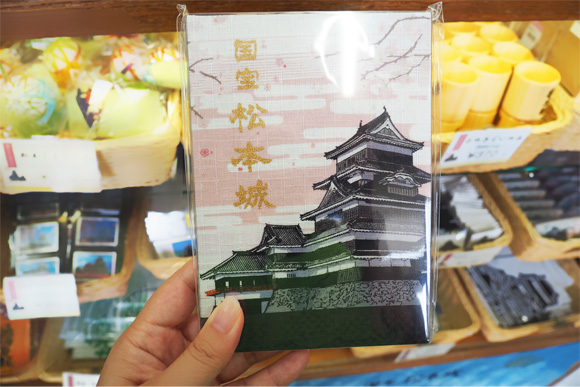 松本城と桜が描かれたご朱印帳