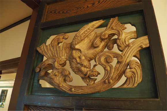 木彫りの龍の扉