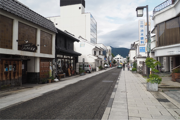 広い道幅の中町通り