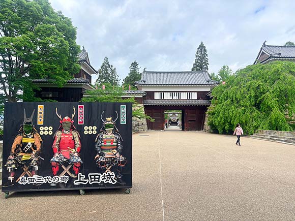 顔出しパネルと櫓門