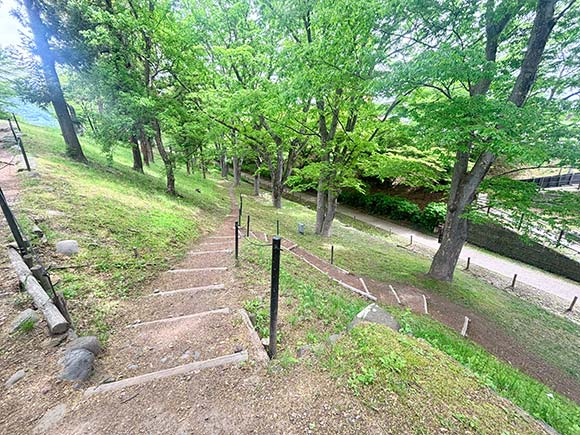 下へ続く階段