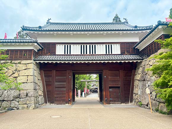 立派な櫓門