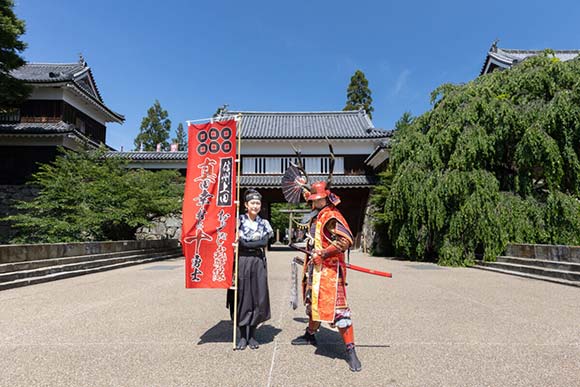 櫓門の前でポーズをとる人たち