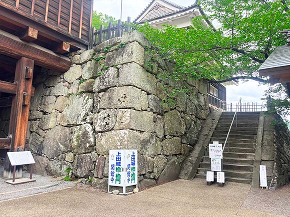 石垣の上へと続く階段