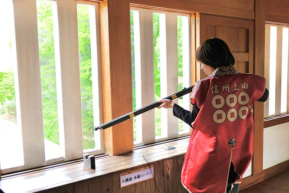 銃を構える女性