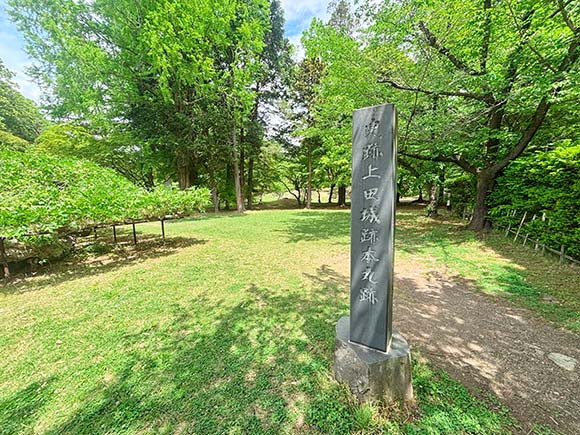 石碑が立つ広場