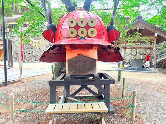 大きな兜のモニュメント