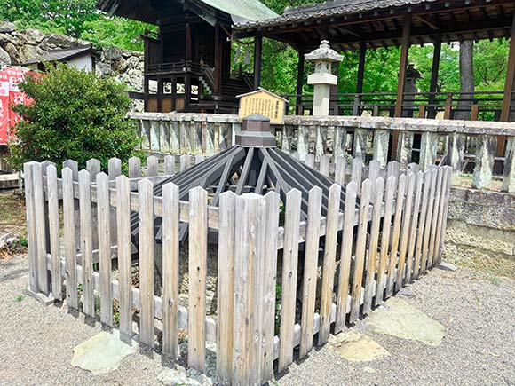 柵に囲まれた井戸