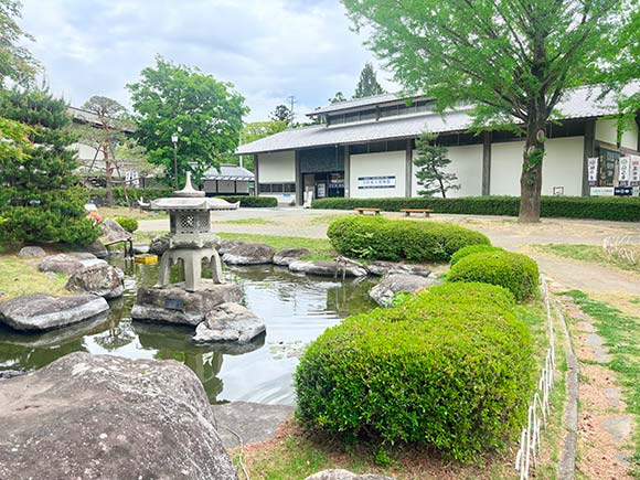 趣きある日本庭園と日本家屋風の建物