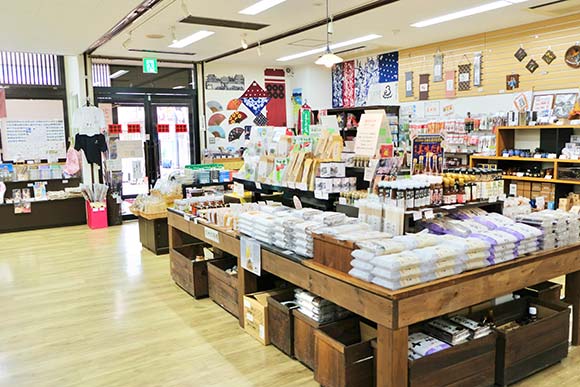 いろいろな商品が並ぶ店内