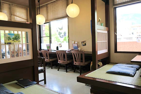 落ち着いた雰囲気の店内