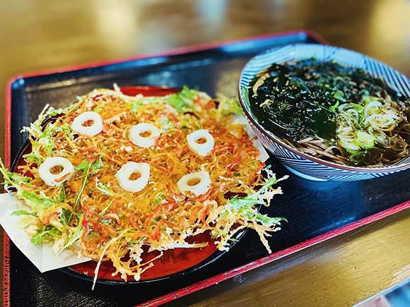 大きなかきあげが添えられたそば