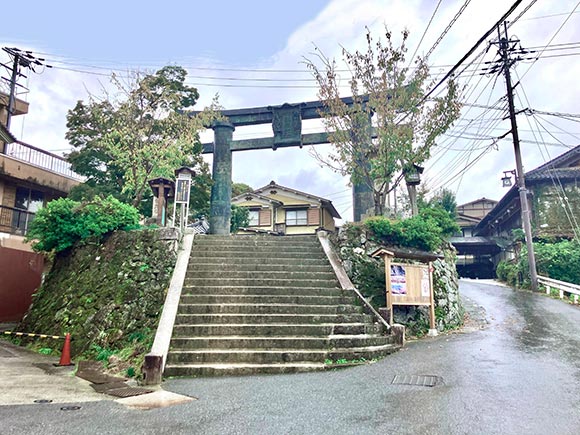 階段の上に建つ鳥居