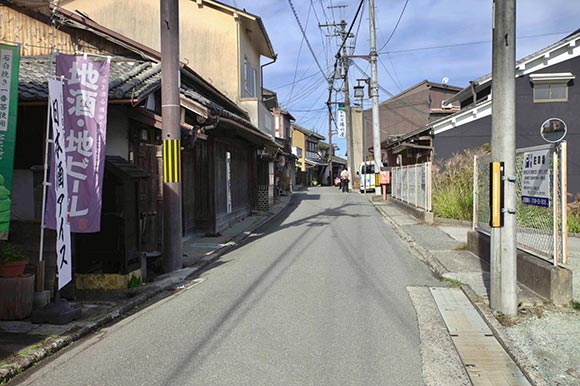 幟やお店が並ぶ通り