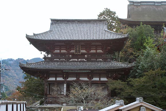 屋根が2層になっている建物