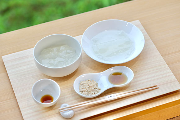 木のボードに盛られた葛餅と葛切り