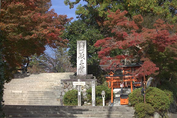 後醍醐天皇導之稲荷社近くの紅葉