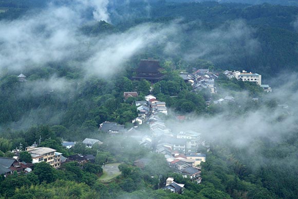 白い霧に包まれた吉野山