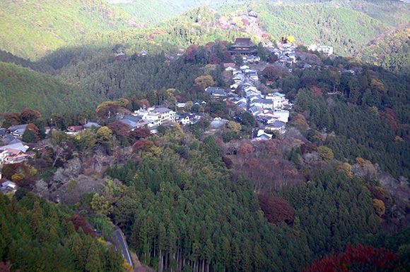 吉野山の道や建物や山々