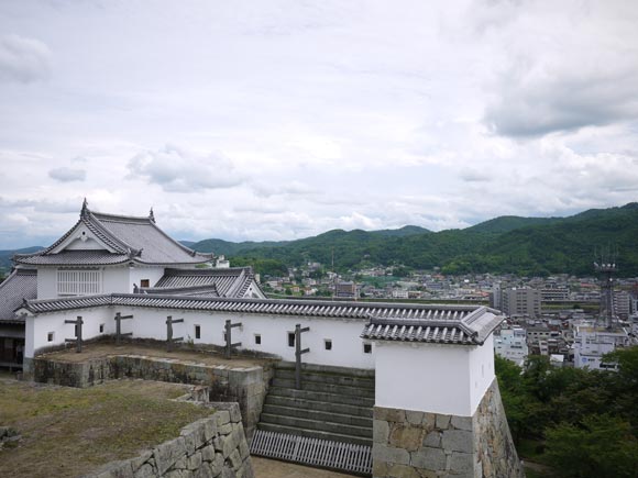 櫓と街と山々の景色