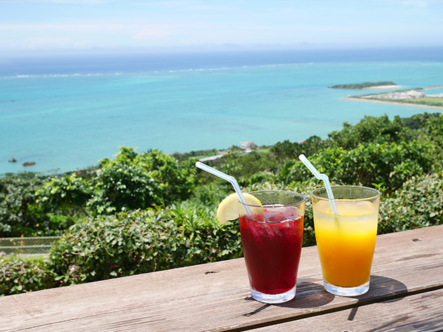 カラフルなドリンクと綺麗な海