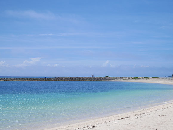 白い砂浜と青い海と空