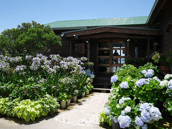 店舗入り口前には花が咲くガーデン