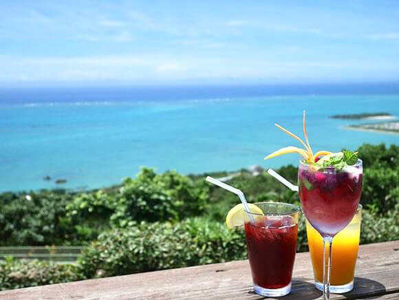 カラフルなドリンクと青い海