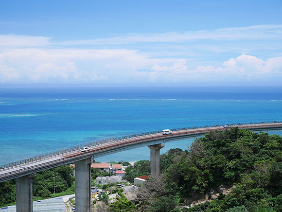 海を背景にしたニライカナイ橋