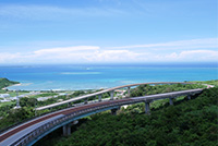 海を背景にしたニライカナイ橋